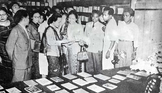 Presiden Soekarno mengunjungi Pekan Buku Indonesia I tgl. 8-14 September 1954 di Gedung Pertemuan Umum Jl. Merdeka Utara (kini lapangan Monas)